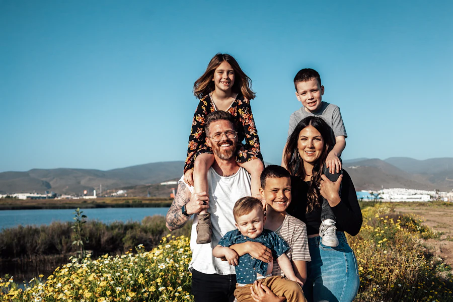 Familia al aire libre en una tarde soleada